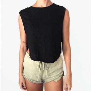 Black side slit tank